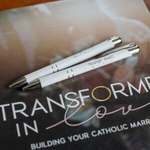 Dos bolígrafos de transformados en amor y un libro de trabajo