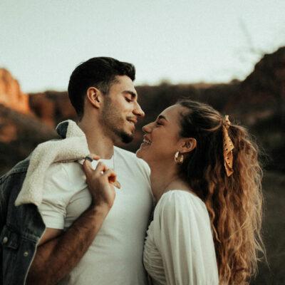 Pareja riendo juntos